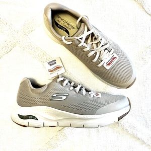NWT Men’s Skechers ArchFit Sneaker